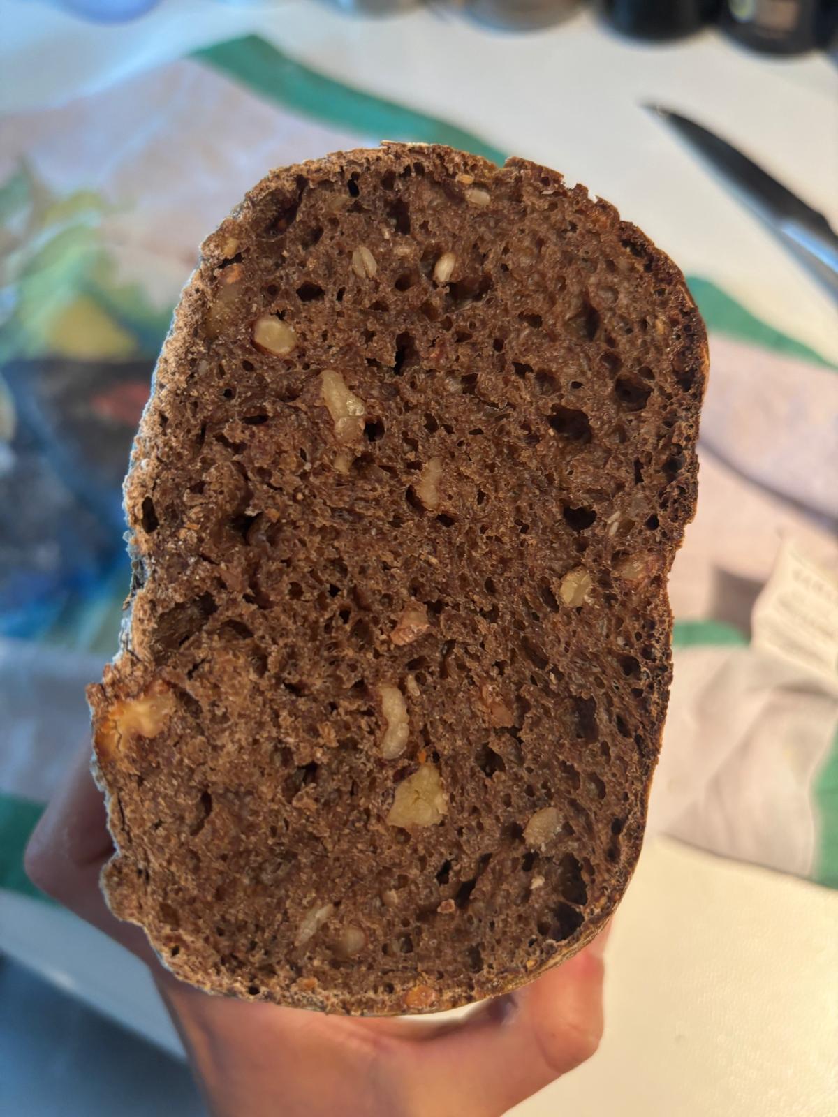 Pane nero ai 7 cereali con noci